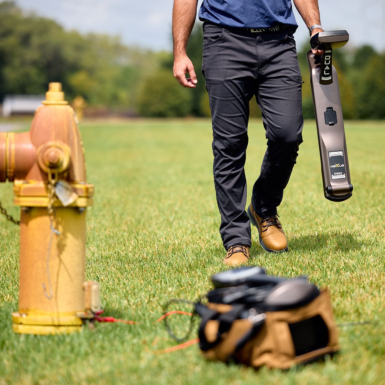 Underground Magnetics Nexus Pro Kabelsuchgerät im Außeneinsatz bei der Leitungsortung an einem Hydranten
