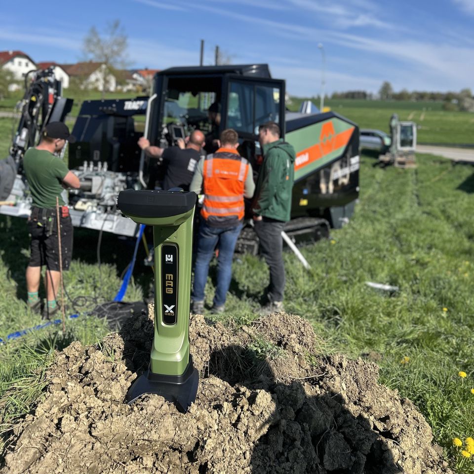 Perforator-Team mit Mag X Ortungsgerät und HDD-Bohranlage im Feldeinsatz